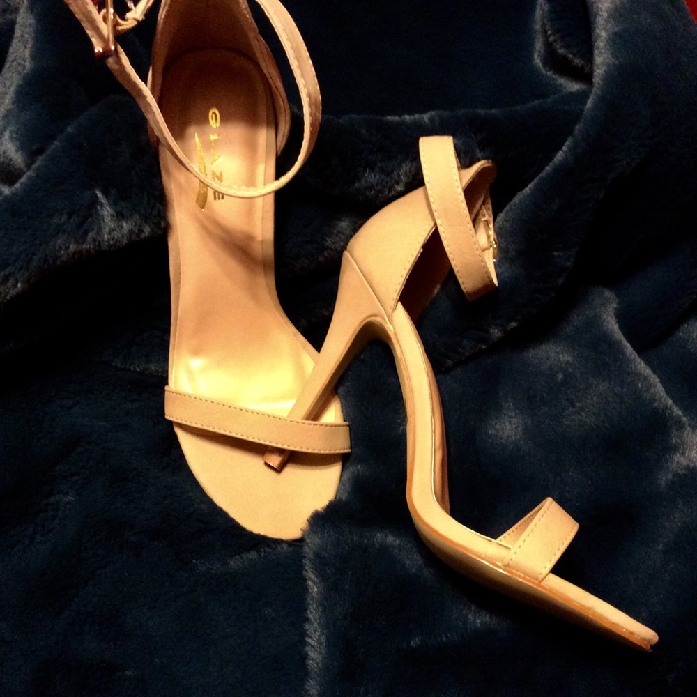 Elegant but casual pumps/heels,  Sz 8. Neutral